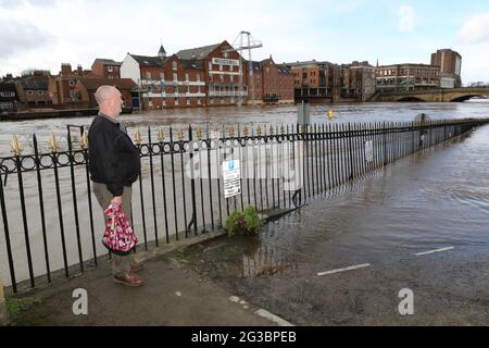 Il fiume Ouse esplode le sue rive e le inondazioni nella città di York, dopo la tempesta Dennis. Foto Stock