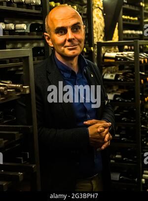 Aleksander Skorchev appartiene alla Corte dei Master Sommelier e perfeziona ora la linea dei vini rossi bulgari Zornitsa alla famiglia Zornitza Relais & Châteaux di Sandanski, Bulgaria. Foto Stock