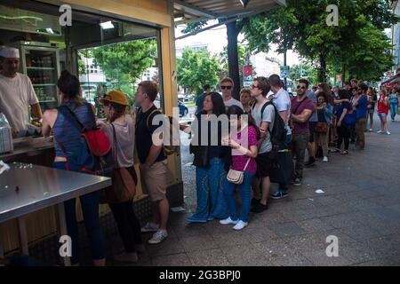 BERLINO, 7 GIUGNO: Coda di persone allo stand kebab il 7 giugno 2013 a Berlino, Gemany. La stalla Mustafa Gemuse Kebab è considerata una delle migliori di Berli Foto Stock