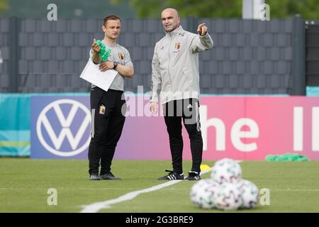 L'assistente tecnico belga Shaun Maloney e il capo allenatore belga Roberto Martinez hanno raffigurato durante una sessione di allenamento della nazionale belga di calcio te Foto Stock