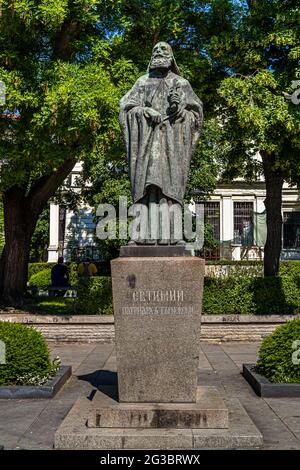 La statua del Patriarca Evtimiy di fronte all'Odeon Cinema è un popolare luogo di incontro a Sofia, Bulgaria Foto Stock