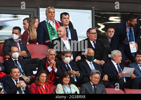 15 giugno 2021, Ungheria, Budapest: Calcio: Campionato europeo, Ungheria - Portogallo, turno preliminare, Gruppo F, 1° incontro all'Arena di Puskás. Viktor Orban (con sciarpa), primo ministro ungherese, si trova nelle tribune prima della partita. Importante: Solo per uso editoriale. Non utilizzato per scopi commerciali o di marketing senza previa approvazione scritta della UEFA. Le immagini devono apparire come immagini fisse e non devono emulare le riprese video con azione di corrispondenza. Credit: dpa Picture Alliance/Alamy Live News Foto Stock