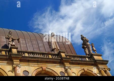 UK, North Yorkshire, Harrogate, Victoria Shopping Centre statue sul tetto sul Market Place Foto Stock