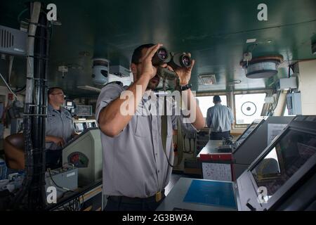 Pattuglia a bordo della nave belga Godeia, attualmente dispiegata nell'operazione COORDINATA da Frontex TRITON in Italia. ©Andrea Sabbadini Foto Stock