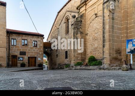 Sjazarra, Spagna - 8 agosto 2020: Chiesa nel borgo medievale di Sajazarra, la Rioja. Vista al tramonto Foto Stock