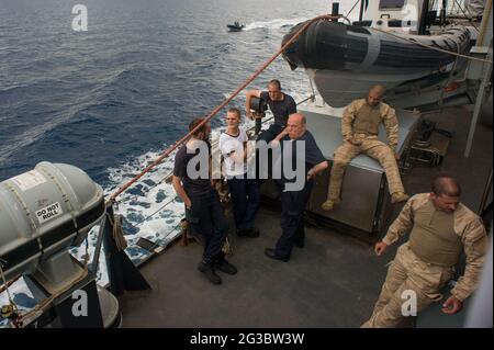 Pattuglia a bordo della nave belga Godeia, attualmente dispiegata nell'operazione COORDINATA da Frontex TRITON in Italia. ©Andrea Sabbadini Foto Stock