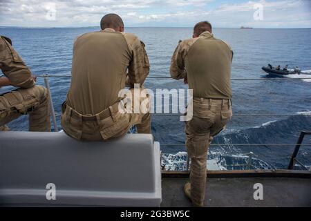 Pattuglia a bordo della nave belga Godeia, attualmente dispiegata nell'operazione COORDINATA da Frontex TRITON in Italia. ©Andrea Sabbadini Foto Stock