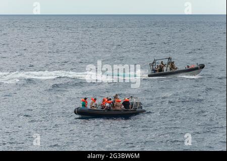 Pattuglia a bordo della nave belga Godeia, attualmente dispiegata nell'operazione COORDINATA da Frontex TRITON in Italia. ©Andrea Sabbadini Foto Stock