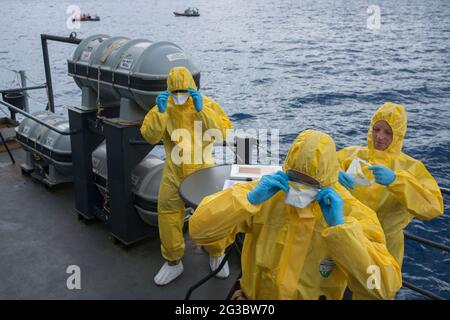 Pattuglia a bordo della nave belga Godeia, attualmente dispiegata nell'operazione COORDINATA da Frontex TRITON in Italia. ©Andrea Sabbadini Foto Stock