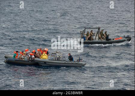 Pattuglia a bordo della nave belga Godeia, attualmente dispiegata nell'operazione COORDINATA da Frontex TRITON in Italia. ©Andrea Sabbadini Foto Stock