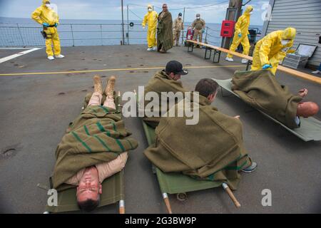 Pattuglia a bordo della nave belga Godeia, attualmente dispiegata nell'operazione COORDINATA da Frontex TRITON in Italia. ©Andrea Sabbadini Foto Stock