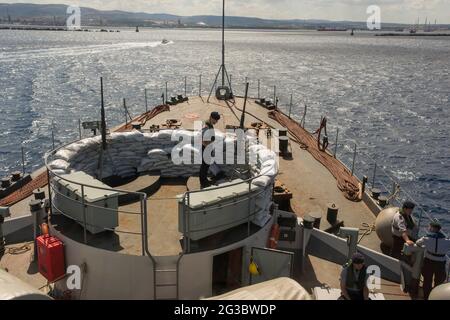 Pattuglia a bordo della nave belga Godeia, attualmente dispiegata nell'operazione COORDINATA da Frontex TRITON in Italia. ©Andrea Sabbadini Foto Stock