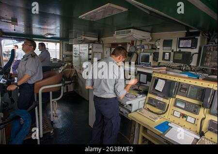 Pattuglia a bordo della nave belga Godeia, attualmente dispiegata nell'operazione COORDINATA da Frontex TRITON in Italia. ©Andrea Sabbadini Foto Stock