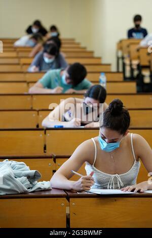 Malaga, Spagna. 15 giugno 2021. Gli studenti sono visti scrivere un esame, noto come 'electividad' a Facultad de Medicina. Gli esami di ingresso dell'Università iniziano in Andalusia. (Foto di Francis Gonzalez/SOPA Images/Sipa USA) Credit: Sipa USA/Alamy Live News Foto Stock