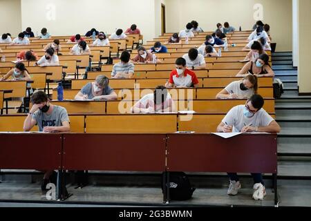 Malaga, Spagna. 15 giugno 2021. Gli studenti sono visti scrivere un esame, noto come 'electividad' a Facultad de Medicina. Gli esami di ingresso dell'Università iniziano in Andalusia. (Foto di Francis Gonzalez/SOPA Images/Sipa USA) Credit: Sipa USA/Alamy Live News Foto Stock