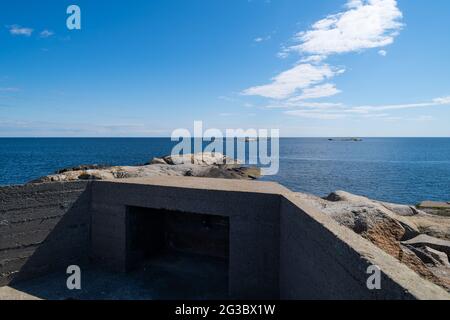 la splendida costa della norvegia con le sue formazioni rocciose e le acque blu in una bella giornata estiva con vecchi bunker della seconda guerra mondiale Foto Stock