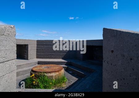 la splendida costa della norvegia con le sue formazioni rocciose e le acque blu in una bella giornata estiva con vecchi bunker della seconda guerra mondiale Foto Stock