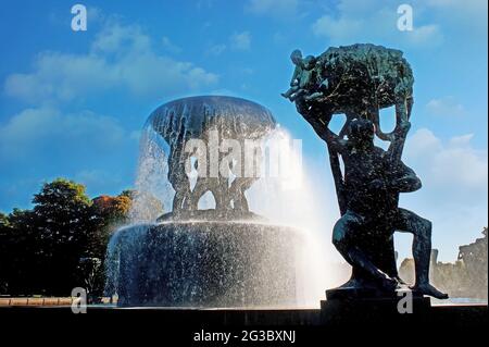 L'imponente fontana di bronzo, chiamata il peso della vita, fa parte dell'installazione di Vigeland, Frogner Park, Oslo, Norvegia Foto Stock