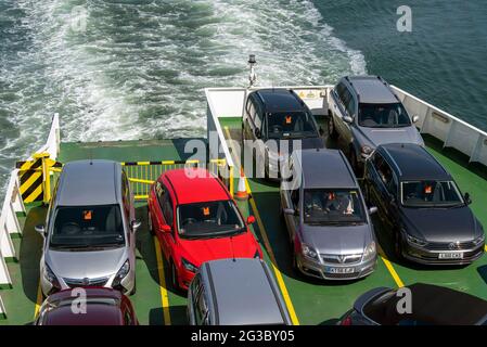 Inghilterra, Regno Unito. 2021. Panoramica delle auto trasportate sul ponte di un traghetto. Foto Stock