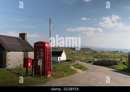 Caratteristiche colline, brughiere e laghi nelle Highlands scozzesi lungo la panoramica rotta della costa settentrionale 500 che inizia e si snoda a Inverness Foto Stock