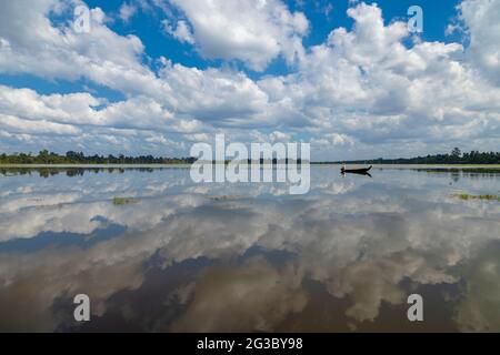 Pescatore locale, nel lago che circonda il tempio buddista Neak Pean, nel complesso archeologico di Angkor, vicino a Siem Reap, Cambogia Foto Stock