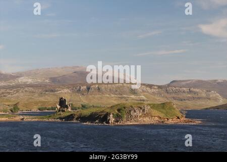 Caratteristiche colline, brughiere e laghi nelle Highlands scozzesi lungo la panoramica rotta della costa settentrionale 500 che inizia e si snoda a Inverness Foto Stock