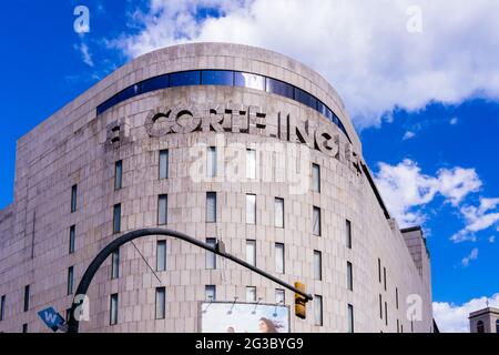 Barcellona, Spagna - 11 maggio 2021. Logo e facciata di El Corte Inglés è un gruppo di distribuzione globale con sede in Spagna Foto Stock