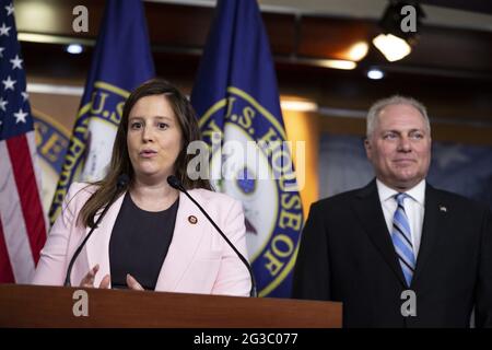 Washington, Stati Uniti. 15 giugno 2021. Il Rep. Elise Stefanik, R-NY, parla come minoranza della Camera Whip Steve Scalise, R-la Listen's ON, ad una conferenza stampa dopo un incontro dei repubblicani della Camera Caucus a Capitol Hill a Washington, DC martedì 15 giugno 2021. Photo by Tasos Katopodis/UPI Credit: UPI/Alamy Live News Foto Stock