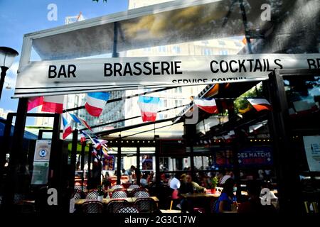 I bar si preparano prima della partita Francia-Germania durante L'EURO 2020, a Parigi, in Francia, il 15 giugno 2021. Foto di Karim Ait Adjedjou/Avenir Pictures/ABACAPRESS.COM Foto Stock