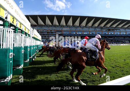 I corridori e i cavalieri lasciano le bancarelle all'inizio dei Copper Horse Stakes durante il primo giorno del Royal Ascot all'ippodromo di Ascot. Data immagine: Martedì 15 giugno 2021. Foto Stock