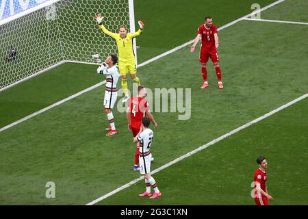 BUDAPEST, UNGHERIA - GIUGNO 15: Il giocatore portoghese Cristiano Ronaldo (7) reagisce dopo aver mancato di segnare un gol di apertura durante la partita al Campionato UEFA Euro 2020 Gruppo F tra Ungheria e Portogallo il 15 giugno 2021 a Budapest, Ungheria. (Foto di MB Media) Foto Stock