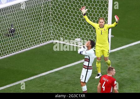 BUDAPEST, UNGHERIA - GIUGNO 15: Il giocatore portoghese Cristiano Ronaldo (7) reagisce dopo aver mancato di segnare un gol di apertura durante la partita al Campionato UEFA Euro 2020 Gruppo F tra Ungheria e Portogallo il 15 giugno 2021 a Budapest, Ungheria. (Foto di MB Media) Foto Stock