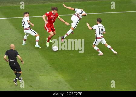 BUDAPEST, UNGHERIA - GIUGNO 15: Giocatore ungherese Ádám Szalai (C)(9) dribbles tra 3 giocatori portoghesi, Pepe (3), Bruno Fernandes (11) e Bernardo Silva (10) durante la partita al Campionato UEFA Euro 2020 Gruppo F tra Ungheria e Portogallo il 15 giugno 2021 a Budapest, Ungheria. (Foto di MB Media) Foto Stock