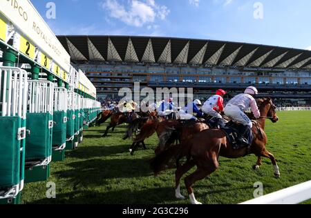 I corridori e i cavalieri lasciano le bancarelle all'inizio dei Copper Horse Stakes durante il primo giorno del Royal Ascot all'ippodromo di Ascot. Data immagine: Martedì 15 giugno 2021. Foto Stock