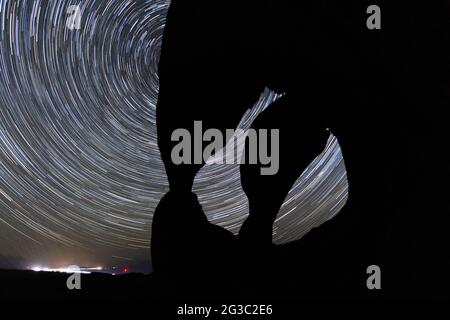 Sentieri stellari sopra l'arco ciclico in Alabama Hills Foto Stock