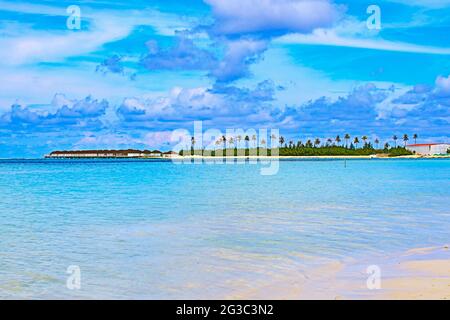 I bungallows sull'acqua all'Atollo Sud di Male, le Maldive dell'isola di Olhuveli all'Oceano Indiano, l'isola con le spiagge fiancheggiate da palme e un resort all-inclusive Foto Stock