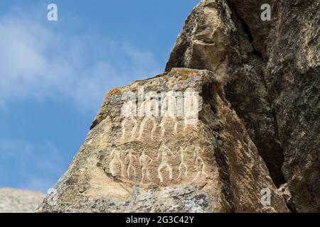 Antiche incisioni rupestri di persone nel parco nazionale di Gobustan. Esposizione di Petroglifi a Gobustan vicino a Baku, Azerbaigian. Foto Stock