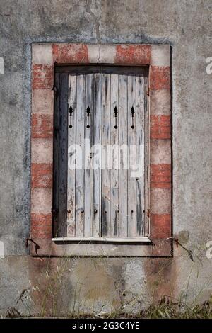 Primo piano di una vecchia serranda di legno Foto Stock