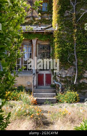 Primo piano della porta d'ingresso di una vecchia casa Foto Stock