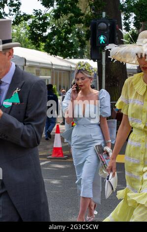 Ascot, Berkshire, Regno Unito. 15 giugno 2021. Personalità della TV Georgia Toffolo sembrava piuttosto in un vestito di seta blu pallido quando è arrivata a Royal Ascot oggi. I Racegoers sono stati felici di tornare a Royal Ascot questa mattina. Quest'anno si tratta di un evento ridotto, con 12,000 corridori al giorno che sono ammessi all'ippodromo di Ascot a seguito dell'allentamento di alcune delle restrizioni di Lockdown di Covid-19. I Racegoers sono tenuti a fornire la prova di un test di flusso laterale negativo Covid-19 prima di poter accedere al corso. Credito: Maureen McLean/Alamy Foto Stock