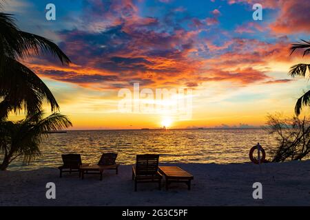 Cielo colorato sull'isola di Bodufinolhu, il Fun Island Resort & Spa si trova sulla spiaggia. I luoghi di interesse nei dintorni includono: Maafushi Reef.May 2021 Foto Stock
