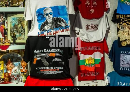 T-shirt con Vladimir Putin, Unione Sovietica e Kalashnikov Rifle a Sofia, Bulgaria Foto Stock