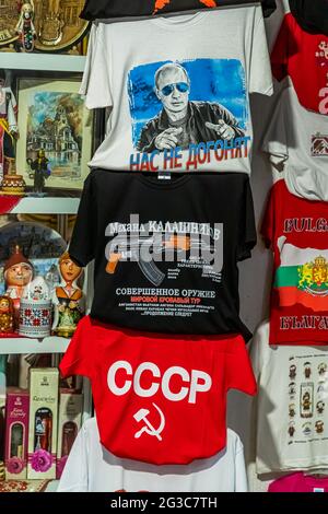 T-shirt con Vladimir Putin, Unione Sovietica e Kalashnikov Rifle a Sofia, Bulgaria Foto Stock