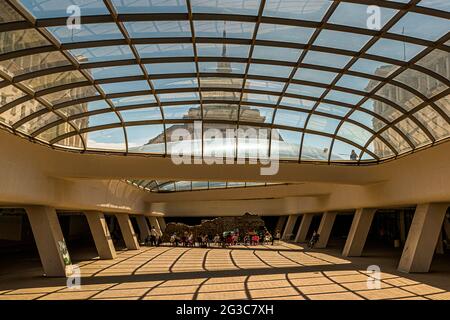 Resti dell'antica fortezza Serdika nel sottopassaggio tra la Presidenza e il Consiglio dei Ministri, nel centro della città di Sofia, Bulgaria. Sullo sfondo l'edificio del Parlamento bulgaro Foto Stock