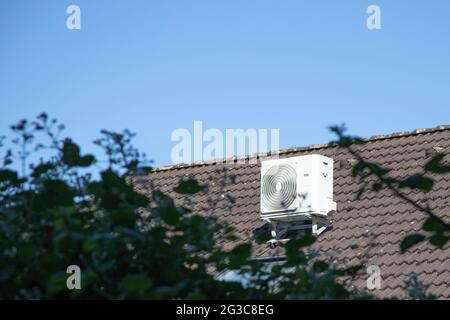 Huerth, NRW, Germania, 06 14 2021, aria condizionata, elemento del sistema esterno su un tetto Foto Stock