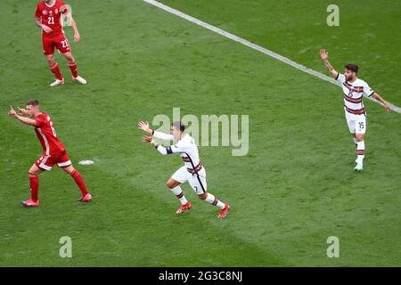 BUDAPEST, UNGHERIA - 15 GIUGNO: Cristiano Ronaldo (7) dal Portogallo reagisce alla decisione di riferimento durante la partita del Campionato UEFA Euro 2020 Gruppo F tra Ungheria e Portogallo il 15 giugno 2021 a Budapest, Ungheria. (Foto di MB Media) Foto Stock