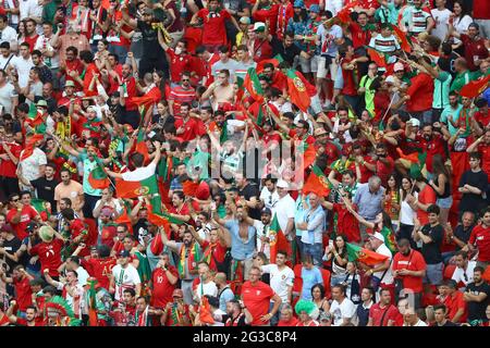 BUDAPEST, UNGHERIA - GIUGNO 15: I tifosi portoghesi festeggiano una vittoria dopo l'apertura della partita, mentre il Portogallo batte l'Ungheria (3:0) alla partita del Campionato UEFA Euro 2020 Gruppo F tra Ungheria e Portogallo il 15 giugno 2021 a Budapest, Ungheria. (Foto di MB Media) Foto Stock