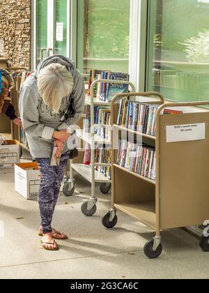 Una biblioteca pubblica a Laguna Niguel, CA, tiene una vendita di libri all'aperto a causa della pandemia del coronavirus. Foto Stock