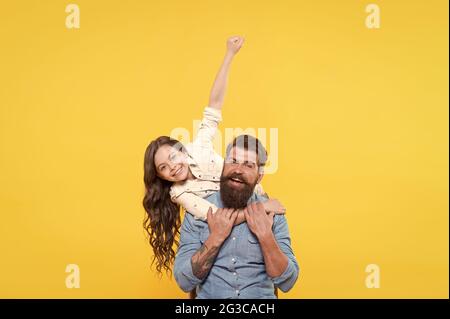 Bel padre e carino bambino. Forte amicizia. Padre e figlia insieme. Relazioni familiari. Capacità di comunicazione. Bambini e padre migliori amici Foto Stock