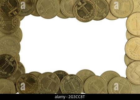 Un sacco di foto di monete di ferro giallo sparse intorno ai bordi su uno sfondo bianco Foto Stock